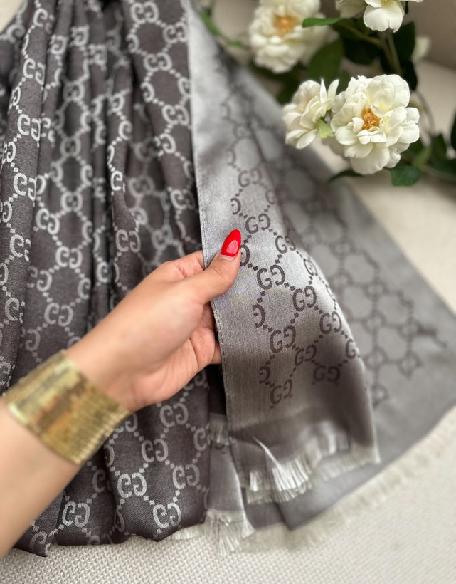 شال گوچی نقره ای