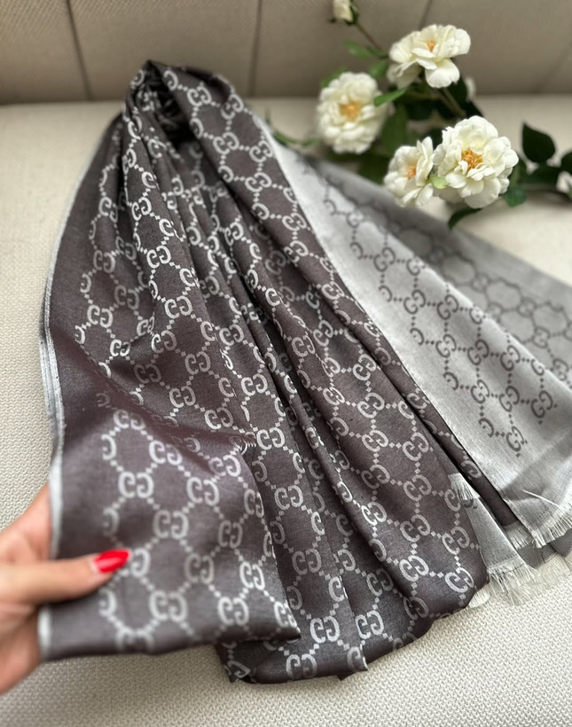 شال گوچی نقره ای