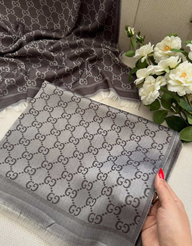 شال گوچی نقره ای