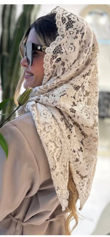 روسری مجلسی کرم نسکافه ای رنگ ،لبه دالبر،گیپور دانتل گل مخمل( تک و عمده)